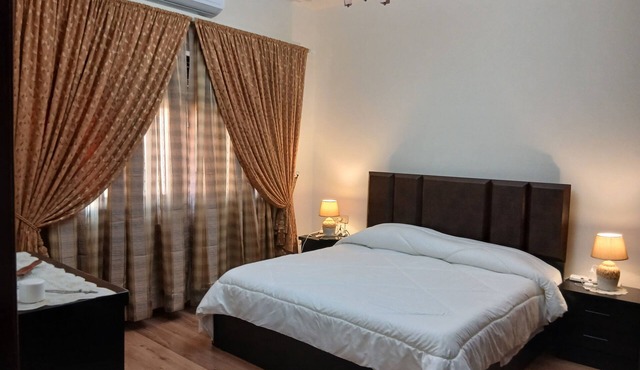 Modern 3‑Bedroom Apartment with Full Amenities & Easy Access in Amman