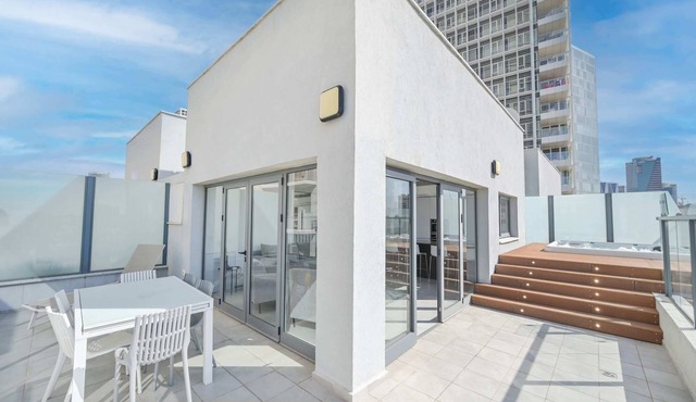 Modern 3 BR Penthouse with Jacuzzi in Rothschild Blvd by HolyGuest