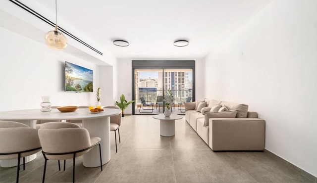 Modern 4BR Apt l Balcony l Mamad l Bldg Renovation