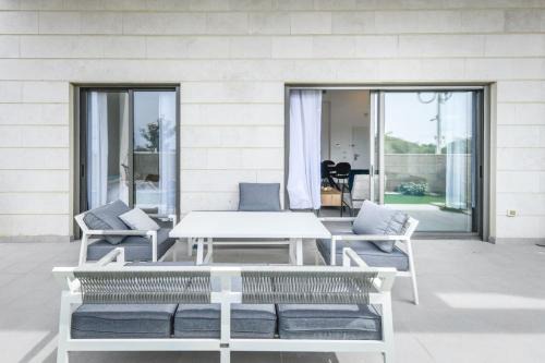 Modern 4BR Garden Apartment with Private Balcony