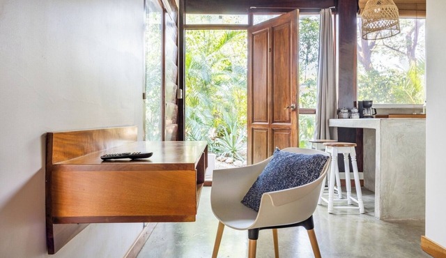 Modern and spacious King studio w/AC, kitchen, pool
