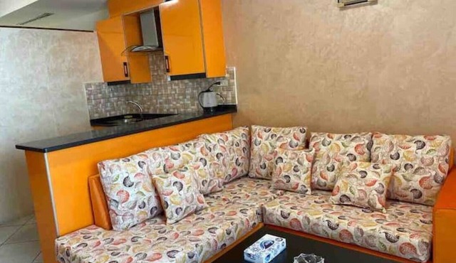 Modern apt 13 mins away to downtown - few steps to great foods, cafes, shops