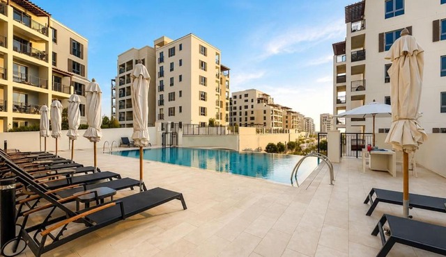 Modern Bright 2BR Sea View with Pool and Beach Access