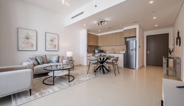 Modern Comfort Meets Elegance in Creek Harbour – 1BDR at 17 Icon Bay