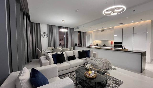 Modern Family Retreat w/Dubai Skyline Views