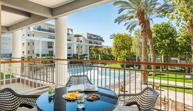 Modern Poolside Studio at Royal Park Resort