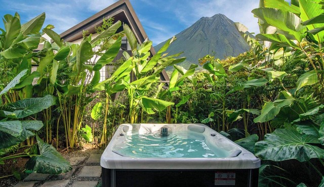 Modern Private Estate: 2 Homes, Jacuzzi, Cinema & Volcano Views