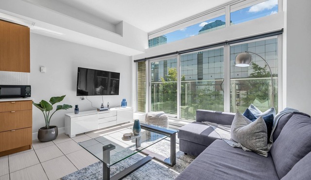 Modern Spacious Loft-Suite in Downtown Vancouver /Free Parking in Vancouver
