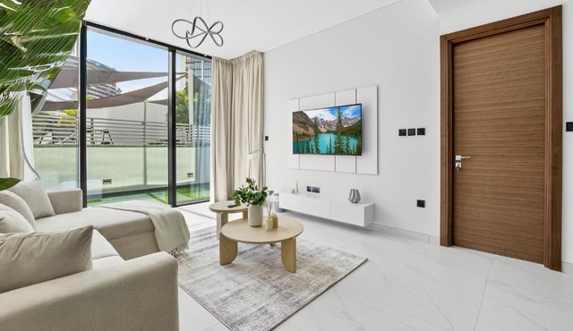 Modern Stay at The Crest Tower Near Meydan with Pool and Sauna