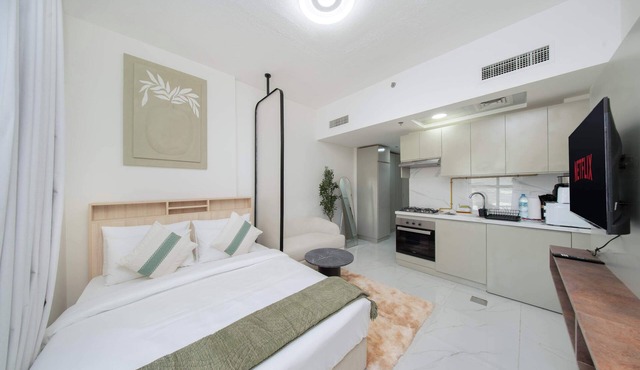 Modern Studio Near Metro | Pool, Gym & Expo Access