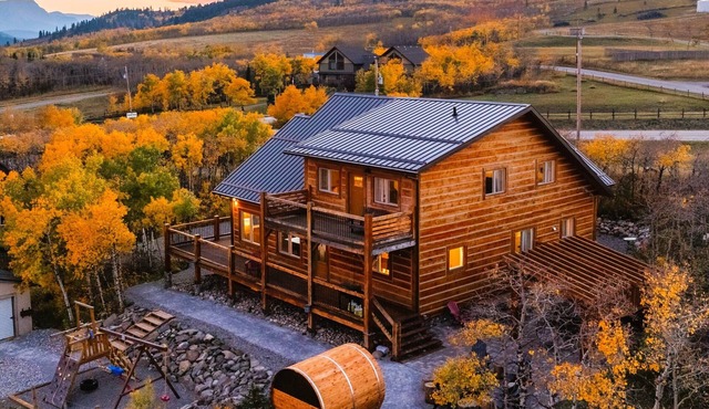 Modern Timber- Hot tub, sauna, theatre, climb wall in Beaver Mines