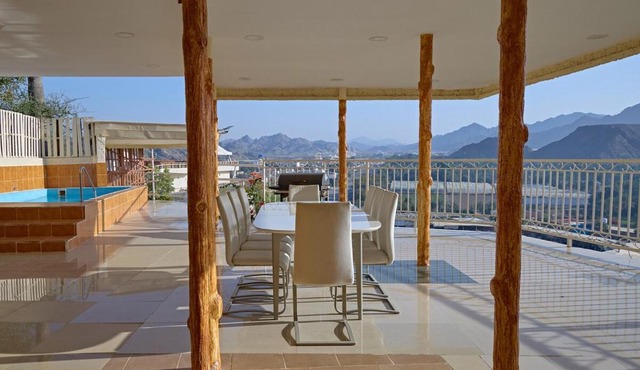 Mountain Zen 2 Bed Ultimate Retreat with BBQ & Pool