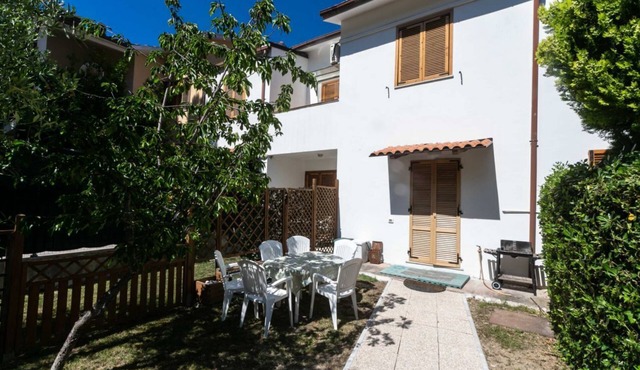 N039 - Numana, villa with garden a stone's throw from the sea in Numana
