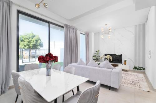 Nasma Luxury Stays - Stylish coastal Villa near beach