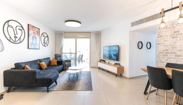 Neat 4BR Apt. With Parking/High Floor/Elevator/AC