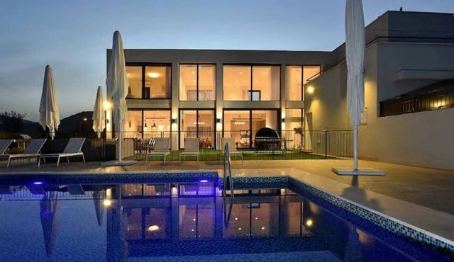New exclusive villa with private pool