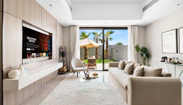 New Family Villa w/PS5, Play Kitchen, Garden, Balcony & Private Parking