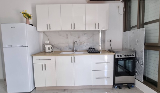 New Stylish Apartment with Balcony & Parking Close to Tel Aviv