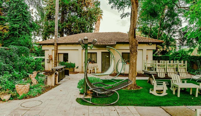 Nuriel Fruit & Guest House