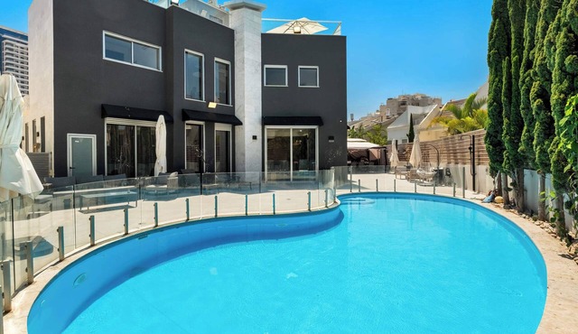 O&O Group - Luxury Sea Front Villa Amazing Pool