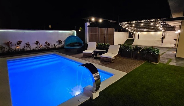 Oasis Luxe Villa - Private Hot Tub and Swimming Pool!