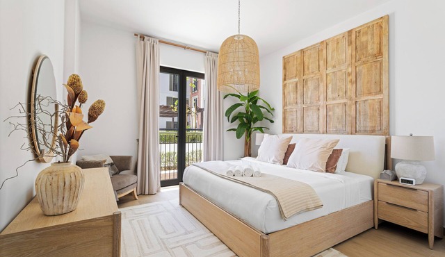 Ocean View 2BR with a Pool & Gym, 2 min to Beach