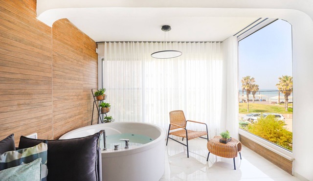 Oceanfront Beach House W Jacuzzi ג׳קוזי על הים