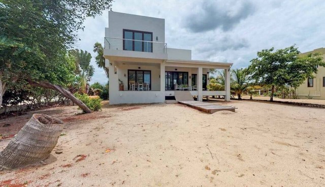 Oceanfront home w private beach, ocean view, kayaks, rooftop, WiFi & partial AC in Placencia