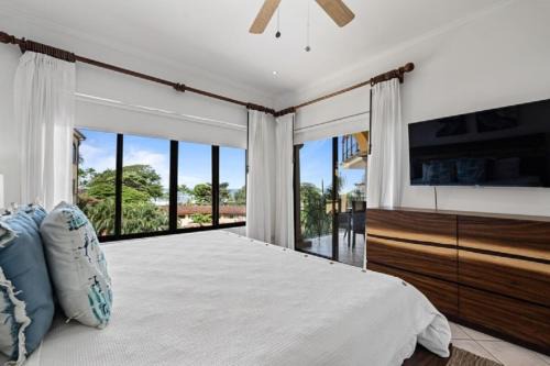 Oceanview Condo Across From Beach with Resort Pool