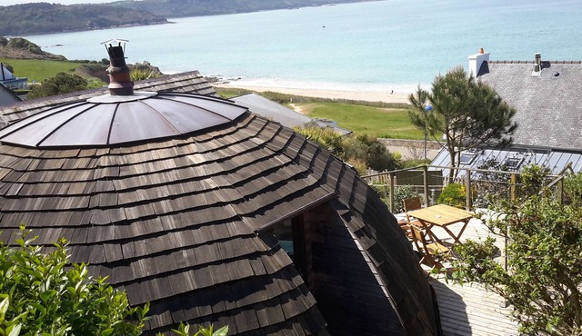 Original round wood house T3 sea view in Locquirec