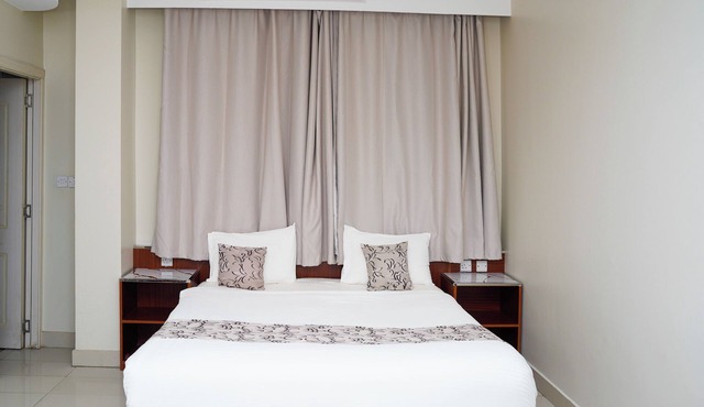 Palette Muscat Al Bayrahaa in Seeb