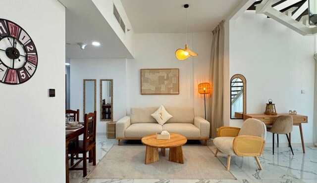 Palm Grove: Elegant 2BR Oasis