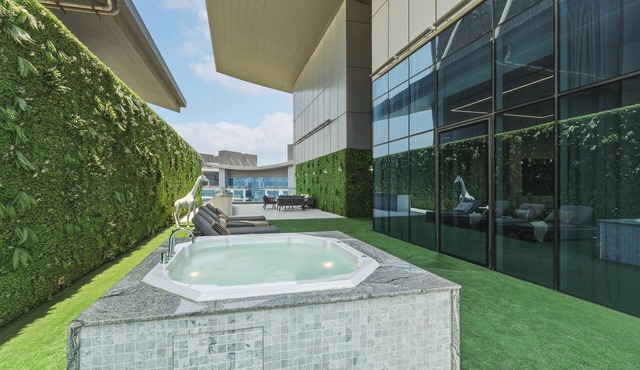 Palm Penthouse Sky Villa - Vast Terrace & Jacuzzi