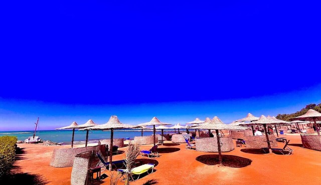 Peaceful 2-bedroom apartment with private beach access
