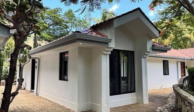 Peaceful 2BR, 1BA Casita/Shared Pool & Nature/2 Min Drive to Coco Beach & Town