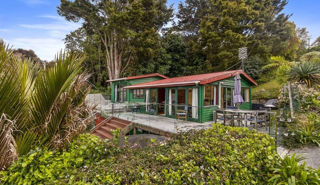 Pohutukawa Cottage - Matakana Holiday Home in Tawharanui
