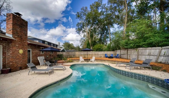 Poolside Haven Near Golf Course Sleeps 12 in Jacksonville