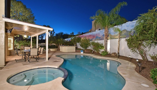 Poolside Paradise 4 bedrooms/3 bath. Hot tub, pool and putting green in Phoenix