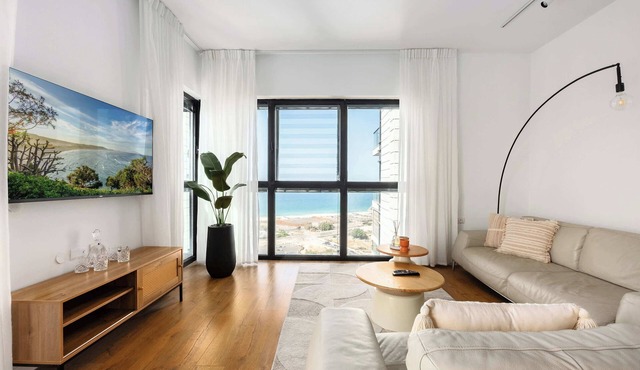 Premium 3BR Tower Apt w/Sea View | Mamad