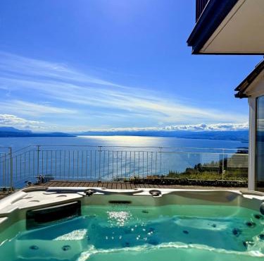 Premium Villa with Jacuzzi & Panoramic Lake View Lavaux in Grandvaux