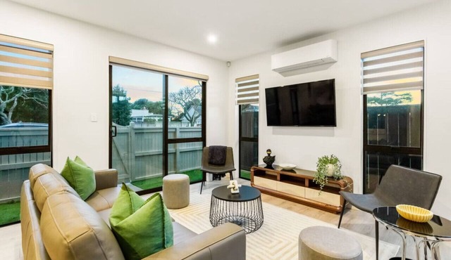 Pristine Modern Central Home | Netflix & Heatpump in Auckland Central Suburbs
