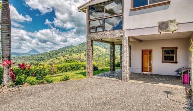 Private Apartment with Amazing Views of Lake Arenal