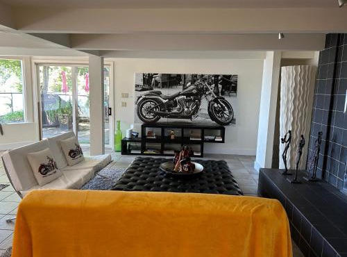 Private Bedroom, Bathroom, Shared Outdoor Pool, Hot Tub in North Vancouver
