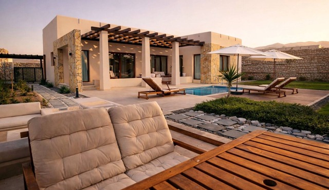 Private Pool Retreat - Full-Service Villa