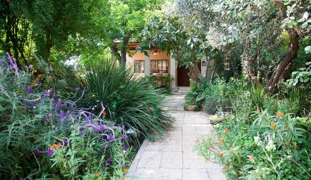 Provence-Style Family Home with Garden, 20 Min to Tel Aviv Beaches