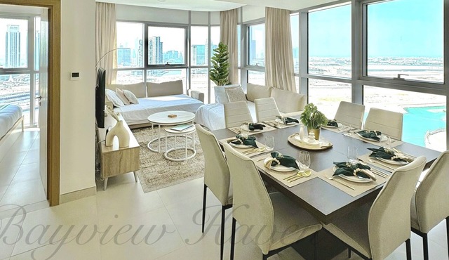 Radiant Bayview Haven - Canal Side Residence w/1King,2Queen,2Twinbeds,Pool, Gym