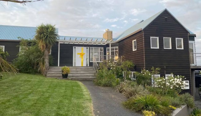 Relax and unwind in style in Whangaparaoa