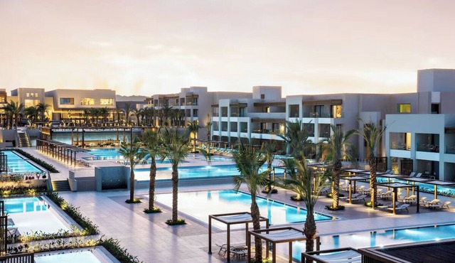 Relax by Crystal Waters in a Bright & 3 Garden View Rooms + Pool & Spa Access