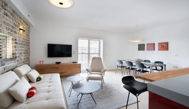 Relaxing 2 BR Apt with Parking