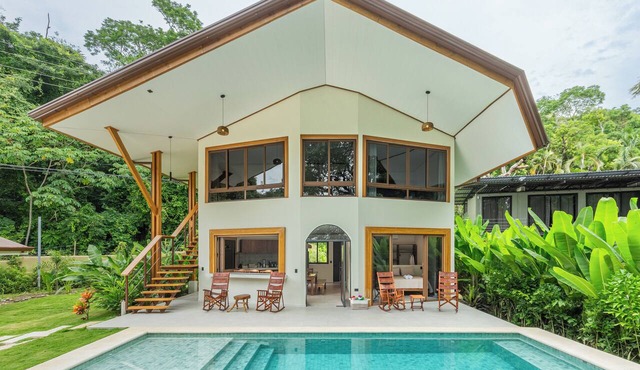 Relaxing Beachfront vacation in Costa Rica with a pool, overlooking the ocean!